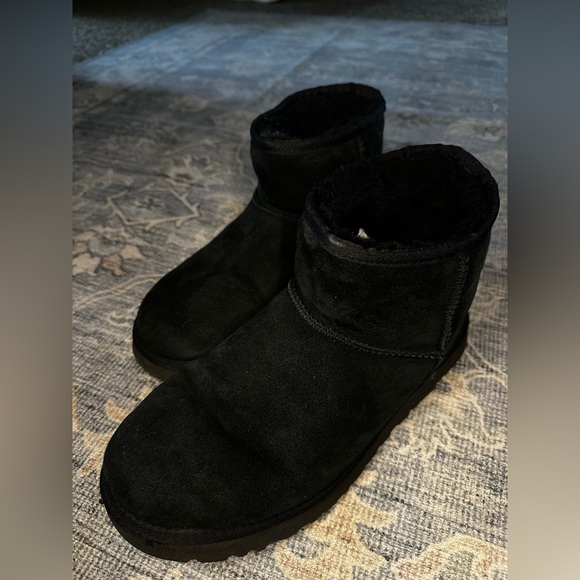 Mini Uggs size 10 - Picture 1 of 3